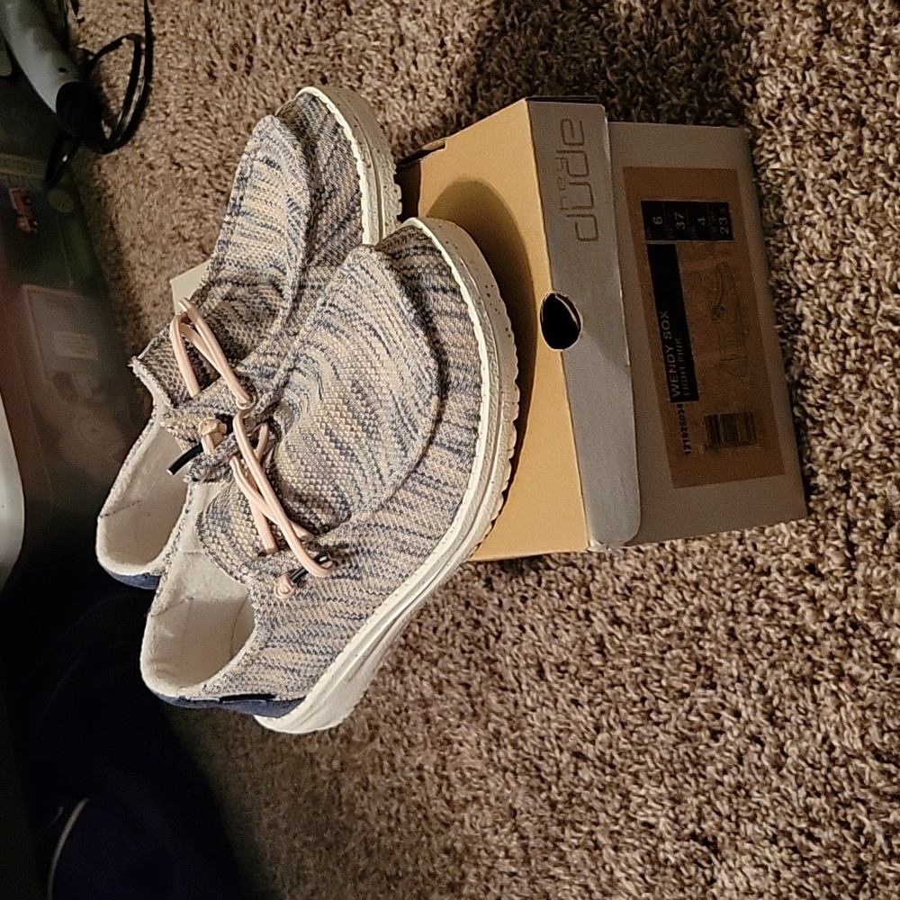 New in box womens wendy hey dudes
